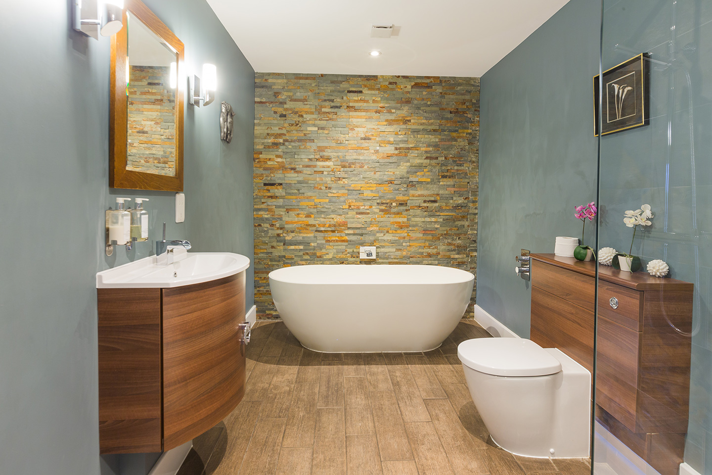Bathroom with bold colour scheme – honeymoon suite